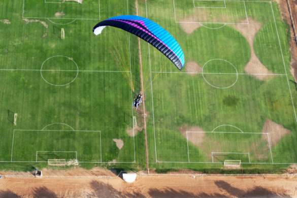 APCO Play 42 MKII PM tandem wing on final approach