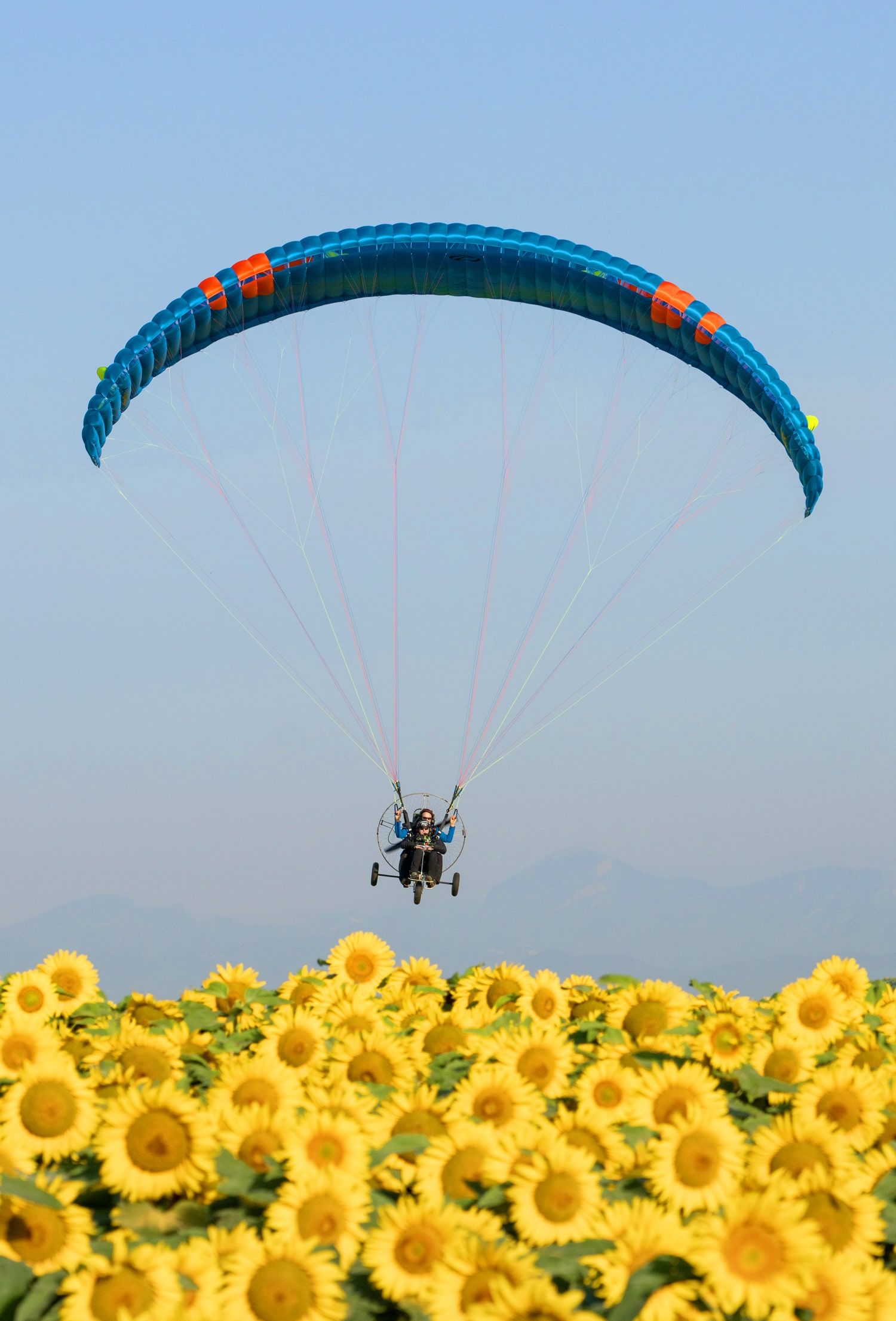 Ozone MagMax 3 tandem wing lifting a pilot and passenger